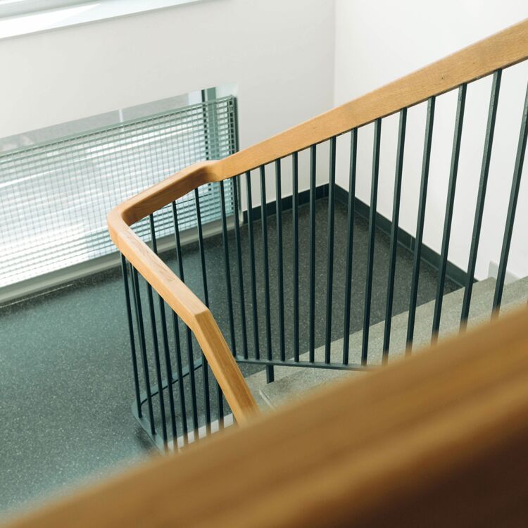 Moderne Treppe aus Stahl mit Holzgeländer