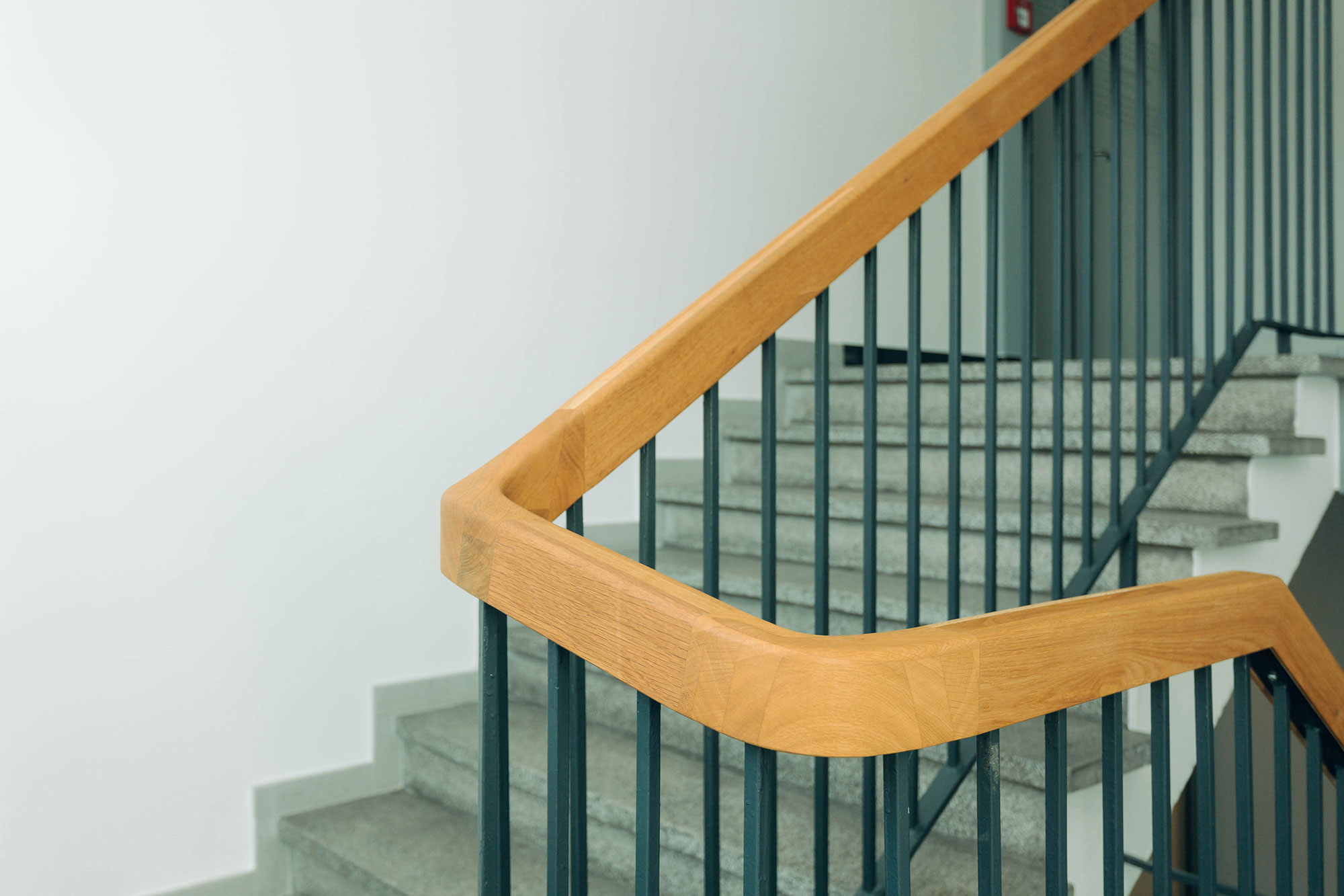 Moderne Treppe aus Stahl mit Holzgeländer nah