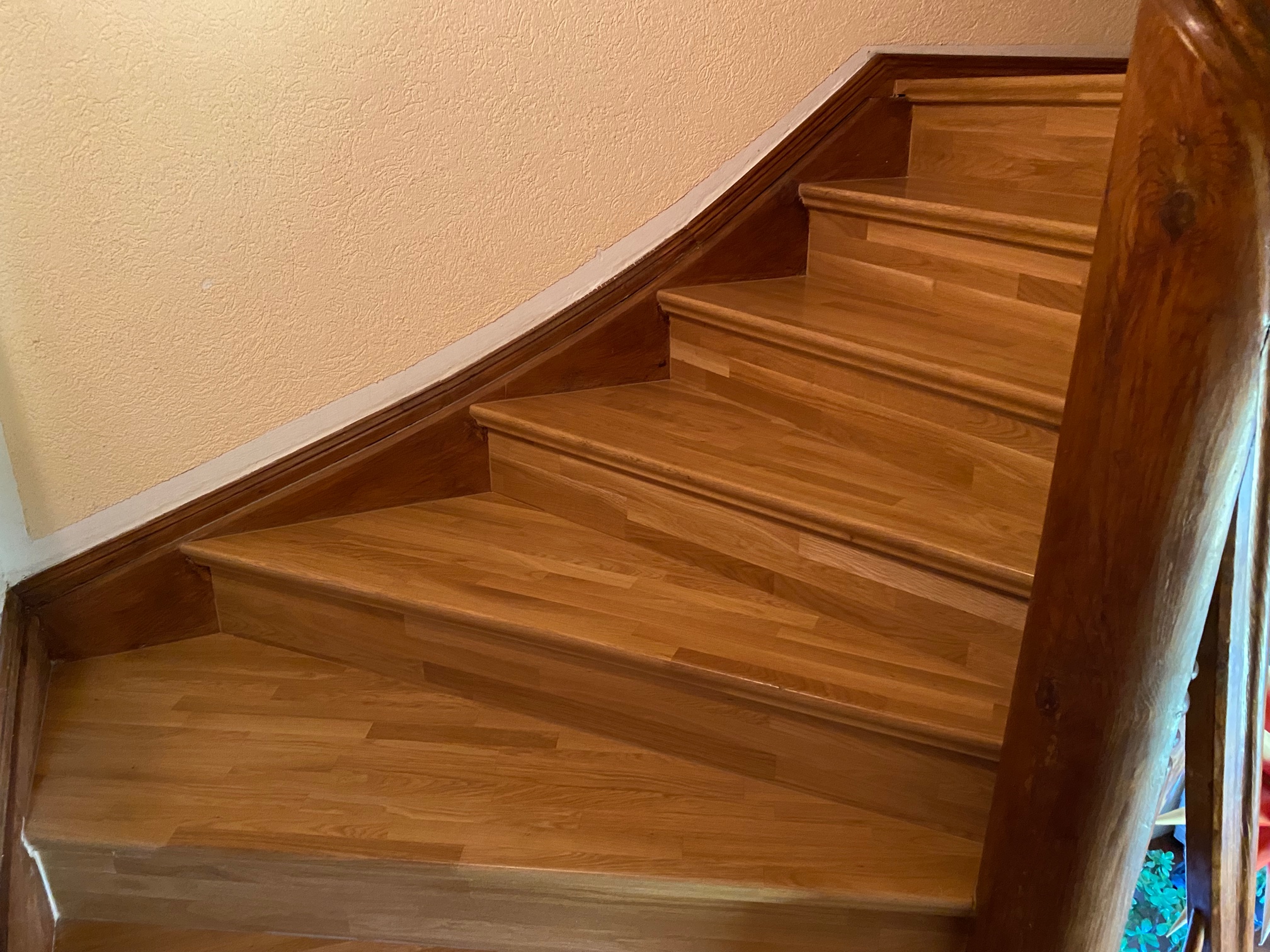 Braune Holztreppe mit Treppenlauf